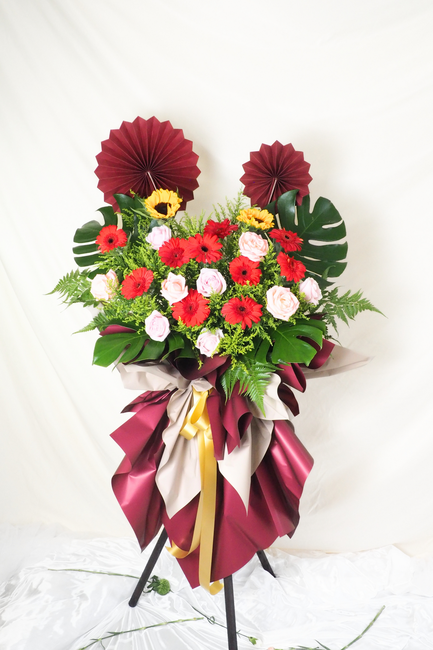 Velvet Charm Opening Flower Stand