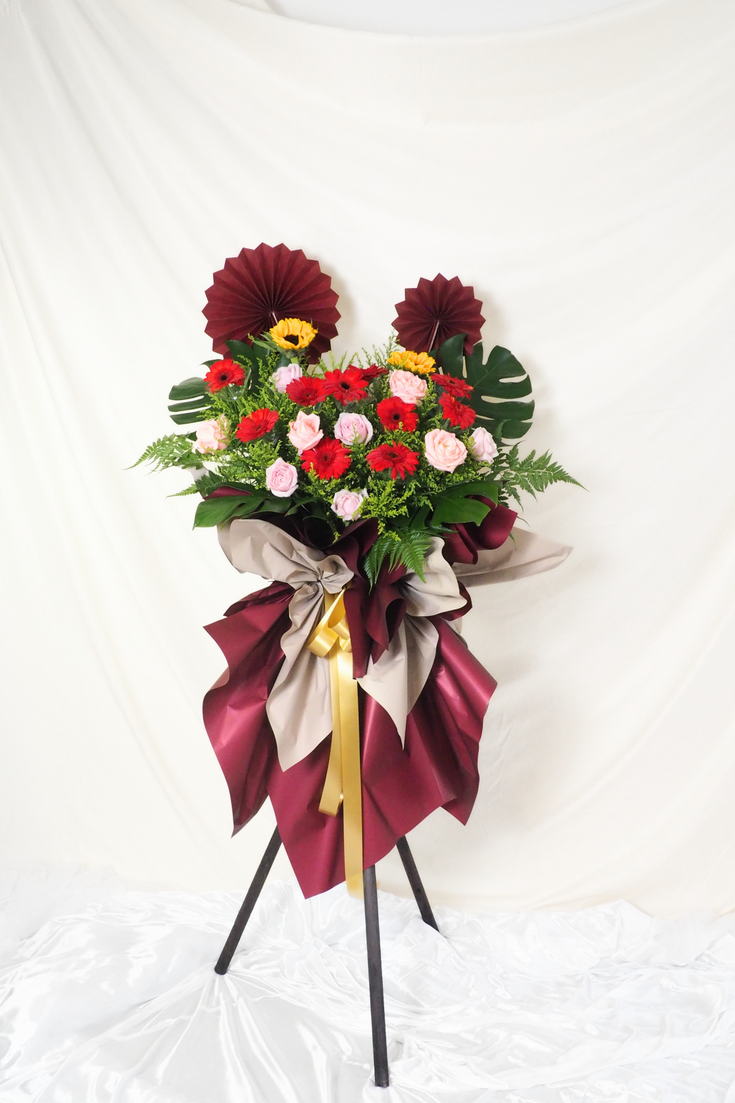 Velvet Charm Opening Flower Stand